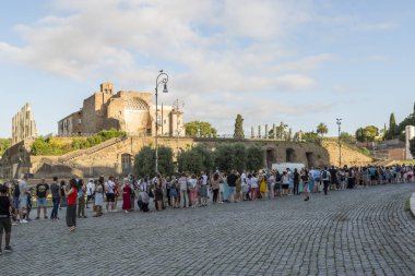Roma, İtalya - 17 Ağustos 2019: Antik Roma 'nın mimari bir anıtı olan Kolezyum - Amfitiyatro' da turistler kuyruğa girdi,