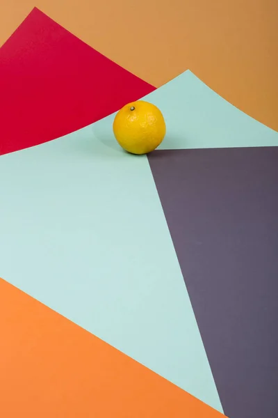 Bodegón Abstracto Con Limón Amarillo Sobre Fondo Color — Foto de Stock