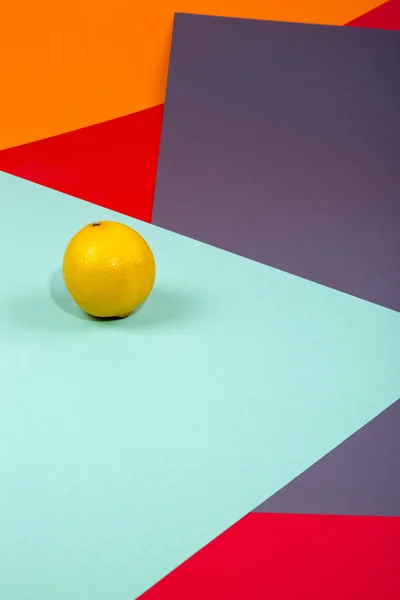 Абстрактный Натюрморт Желтым Лимоном Цветном Фоне — стоковое фото