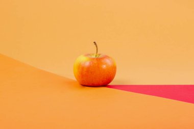 Renkli arka planda bir elmayla soyut bir hayat