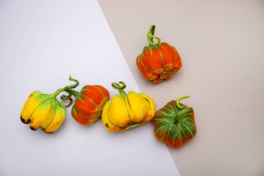 Renkli bir arka planda el yapımı yün kabakları