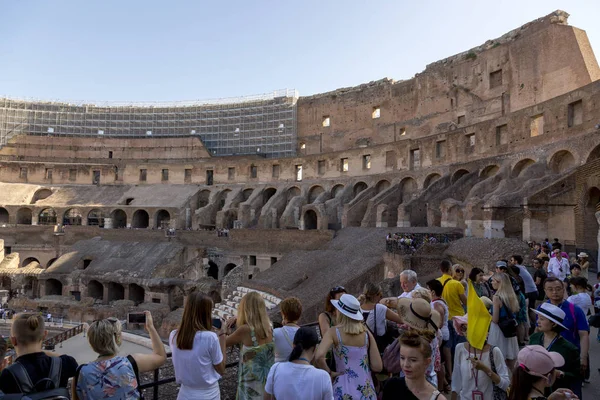 ローマ イタリア 2019年8月17日 コロッセオを訪れる人々 古代ローマの観光 — ストック写真