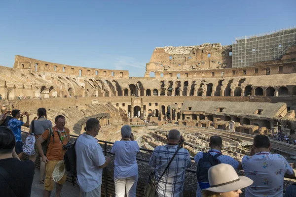 Rom Italien August 2019 Besucher Des Kolosseums Ein Blick Auf — Stockfoto