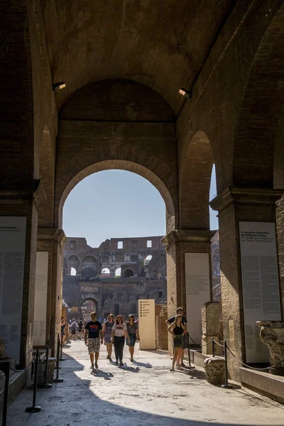 Рим Италия Августа 2019 Люди Смотрят Достопримечательности Проходят Через Древнюю — стоковое фото
