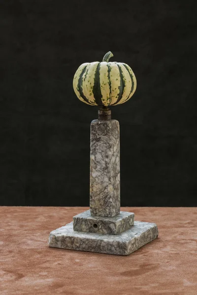 Bodegón Con Una Calabaza Decorativa Sobre Pedestal Piedra —  Fotos de Stock