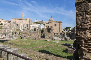 Roma, İtalya - 17 Ağustos 2019: Roma Forumunun antik yapılarına bakış