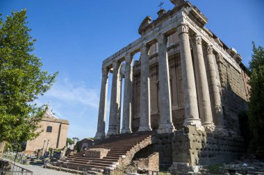 Roma, İtalya - 17 Ağustos 2019: Antoninus ve Faustina Tapınağı 141 yılında İmparator Antoninus Pius 'un emriyle Roma Forumu' nda inşa edildi.