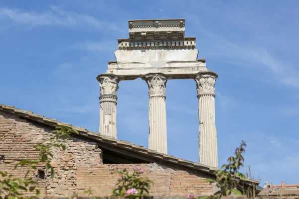 Rome Italië Augustus 2019 Drie Zuilen Van Tempel Van Dioscuri — Stockfoto