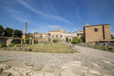Roma, İtalya - 17 Ağustos 2019: Roma Forumunun antik yapılarına bakış
