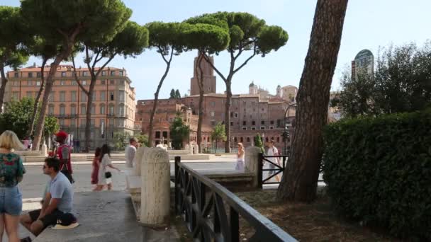 People on the Via dei Fori Imperiali Avenue in Rome — Stockvideo