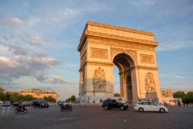 Paris, Fransa - 4 Temmuz 2018: Akşam güneşinde Zafer Takı 'nın görüntüsü
