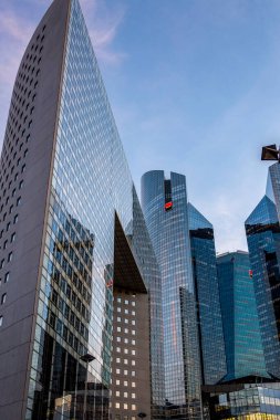 Paris, Fransa - 4 Temmuz 2018: Paris De Fans banliyölerindeki modern binaların manzarası