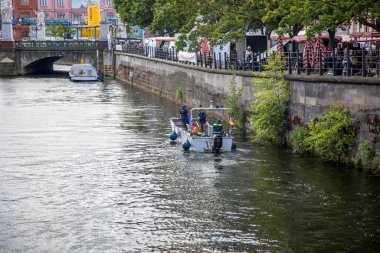 Berlin, Almanya - 01 Temmuz 2018: Berlin 'deki Bodestrasse' de Spree Nehri manzarası