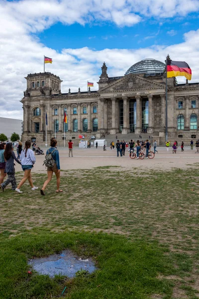 Berlino Germania Luglio 2018 Turisti Sulla Piazza Antistante Edificio Del — Foto Stock