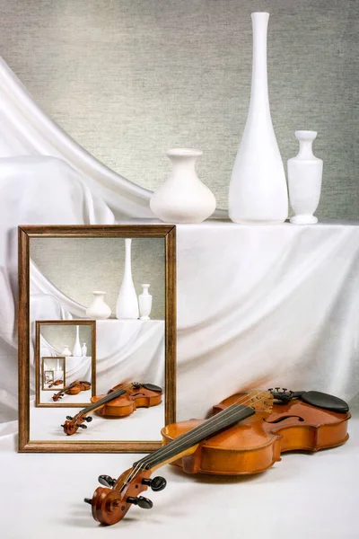 Infinity Endless Violin Framed Table White Vases — Stock Photo, Image