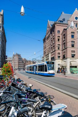 Amsterdam, Hollanda - 02 Temmuz 2018: Amsterdam caddesinde tramvay ve bisikletler