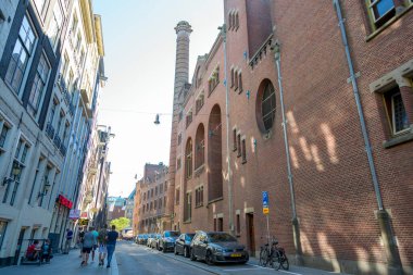 Amsterdam, Hollanda - 2 Temmuz 2018: Amsterdam 'ın merkezindeki dar sokaklardan birinin görüntüsü