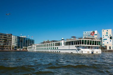 Amsterdam, Hollanda - 2 Temmuz 2018: Amsterdam merkezindeki Amstel Nehri üzerindeki turizm gemisi