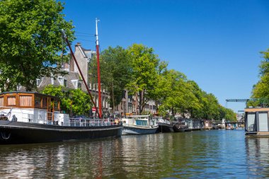 Amsterdam, Hollanda - 2 Temmuz 2018: Amsterdam 'ın göbeğinde yüzen evler