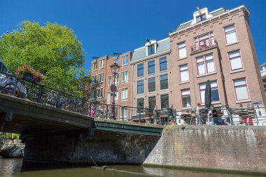 Amsterdam, Hollanda - 02 Temmuz 2018: Amsterdam 'ın merkezinde nehir kanalı üzerindeki köprü