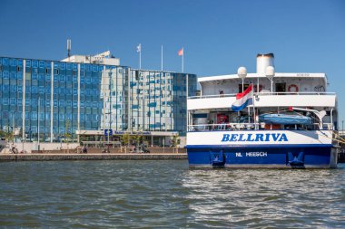 Amsterdam, Hollanda - 2 Temmuz 2018: Amsterdam merkezindeki Amstel Nehri üzerindeki turizm gemisi