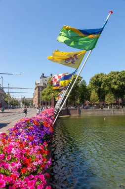 Lahey, Hollanda - 3 Temmuz 2018: Lahey 'in merkezindeki Binnenhof Sarayı göleti üzerinde bayraklar