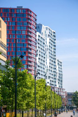 Rotterdam, Hollanda - 3 Temmuz 2018: Şehrin gökyüzüne karşı modern mimarisi