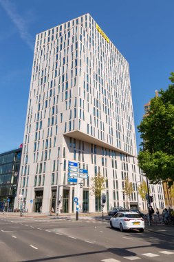 Rotterdam, Hollanda - 3 Temmuz 2018: Şehrin gökyüzüne karşı modern mimarisi