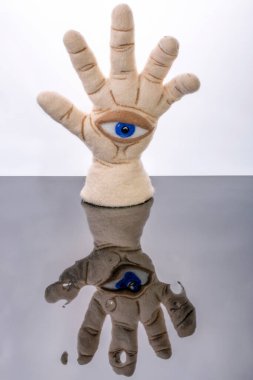 Avuç içi ve göz şeklinde koruyucu tılsım. Yansımalı keçeli minibüsten yapılmış.