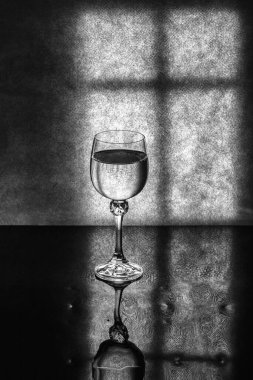 Pencerenin arka planında camla durgun bir hayat