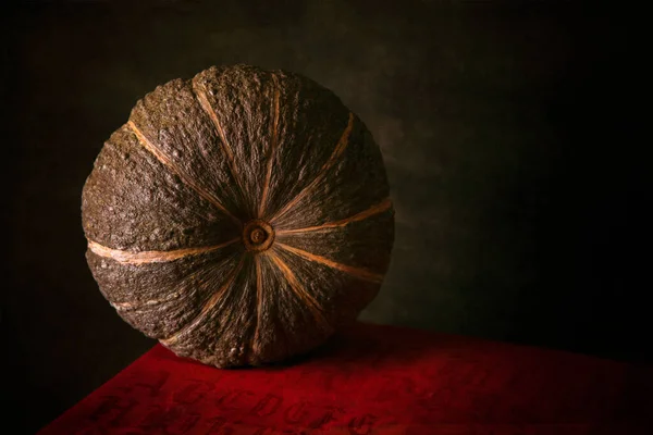 Nature Morte Citrouille Sur Une Table Rouge Avec Une Citrouille — Photo