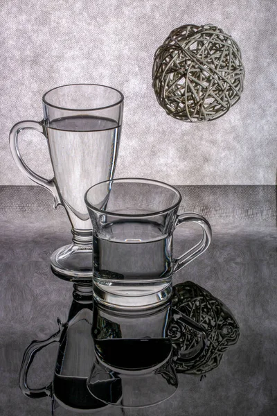 Натюрморт Стеклянными Чашками Жидкостью Сером Фоне — стоковое фото