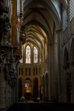 Brüksel, Belçika - 4 Temmuz 2018: Aziz Vaftizci Yahya Katedrali 'nin iç dekorasyonu. Michael ve St. Gudula.