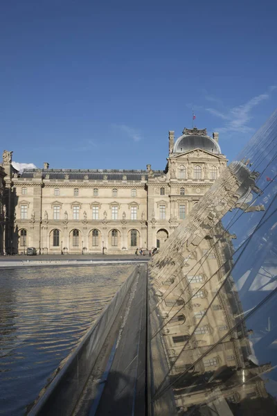 Париж Франция Июля 2018 Года Отражение Здания Лувра Стеклянной Пирамиде — стоковое фото