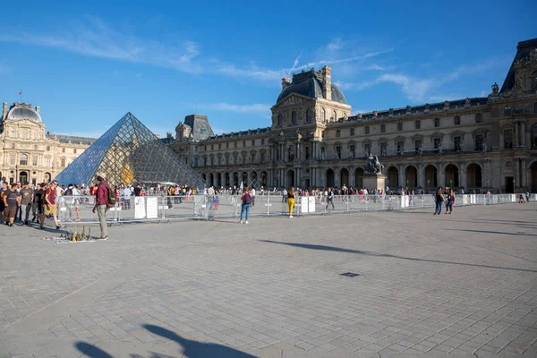 París Francia Julio 2018 Vista Plaza Frente Pirámide Del Louvre —  Fotos de Stock