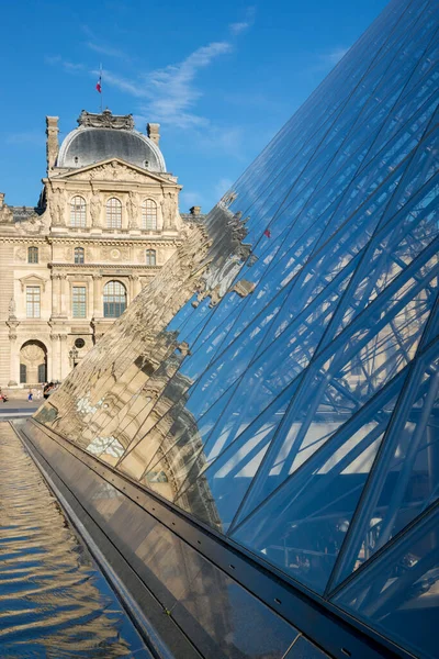 Paris France Juillet 2018 Réflexion Bâtiment Louvre Dans Pyramide Verre — Photo