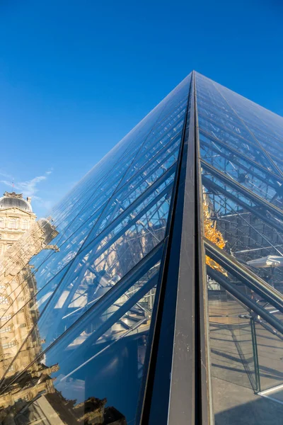 París Francia Julio 2018 Reflejo Del Edificio Del Louvre Pirámide —  Fotos de Stock