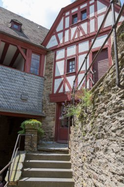 Braubach, Almanya - 07 Temmuz 2018: Marksburg şatosundaki avlunun bir parçası