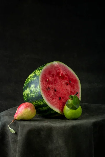 Frische Wassermelone Scheiben Geschnitten Auf Einem Runden Tisch Mit Birnen — Stockfoto