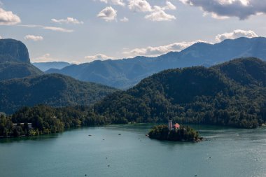 Bled, Slovenya - 15 Ağustos 2019: Slovenya 'daki Göl Adası' nda Bakire Meryem 'in Varsayımı Kilisesi