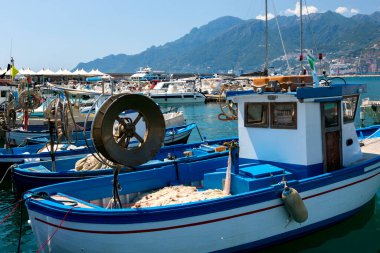 Salerno, İtalya - 19 Ağustos 2019: İtalya 'nın Salerno limanındaki yat ve tekneler için demirleme