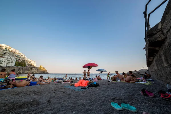 Amalfi Italië Augustus 2019 Mensen Ontspannen Het Strand Van Amalfi — Stockfoto