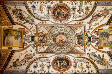 Florence, İtalya - 21 Ağustos 2019: Floransa 'daki Uffizi Galerisi' nin müze koridorunun dekore edilmiş tavanı