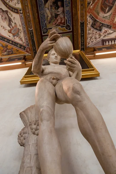 피렌체 이탈리아 2019 피렌체 우피치 미술관 복도에 조각상 — 스톡 사진