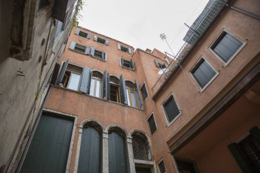 Venedik, İtalya - 22 Ağustos 2019 Venedik 'in eski şehir binalarının mimarisi ve cephesi. Alt görünüm.