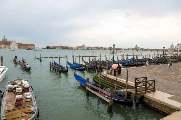 Venedig Italien Augusti 2019 Jetty Med Gondoler Venedigpromenaden — Stockfoto