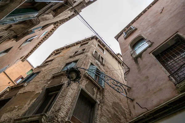 Venedik, İtalya - 22 Ağustos 2019 Venedik 'in eski şehir binalarının mimarisi ve cephesi. Alt görünüm.