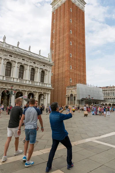 Venedig Italien August 2019 Ein Mann Fotografiert Die Sehenswürdigkeiten Venedigs — Stockfoto