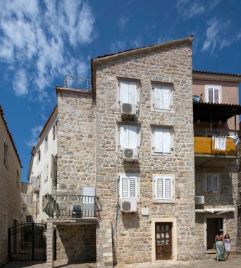 Budva, Karadağ - 03 Ağustos 2017: Eski Budva sokaklarındaki konut binaları