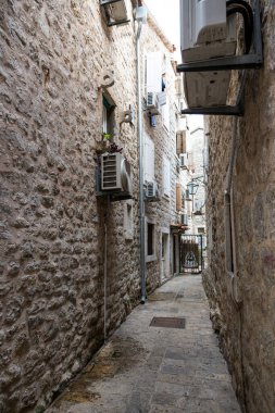 Budva, Karadağ - 03 Ağustos 2017: Budva 'nın dar sokakları.